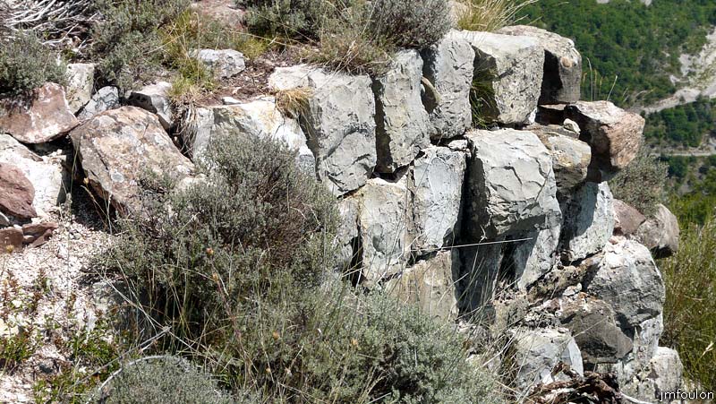 castellas-51web.jpg - Le mur vu du Sud/Est de plus près