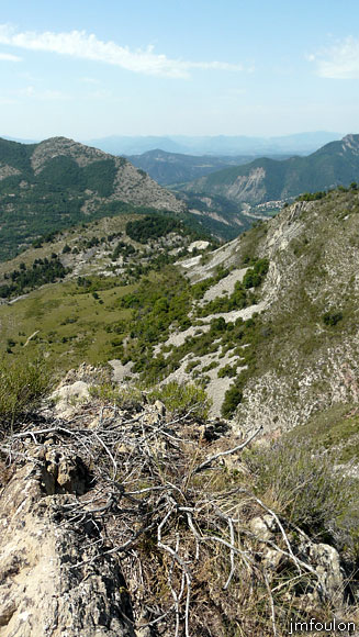 castellas-52web.jpg - Vue sur Clamensane que l'on aperçois au loin depuis la plate-forme