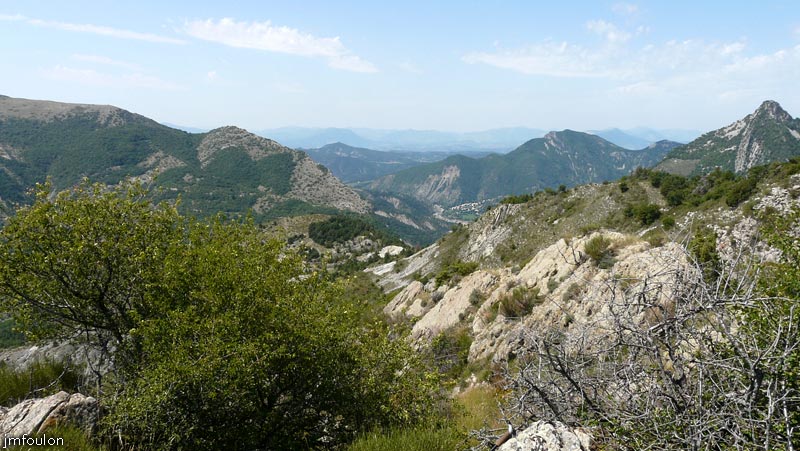 castellas-53web.jpg - Vue sur Clamensane depuis la plate-forme (Zoom)