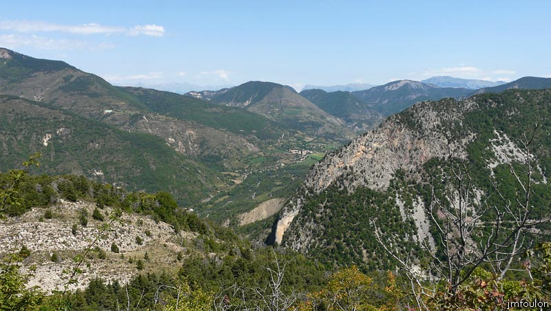 castellas-54web.jpg - Vue sur Bayons que l'on aperçois au centre depuis la plate-forme. On comprends l'importance statégique de cette Tour de guet idéalement placée