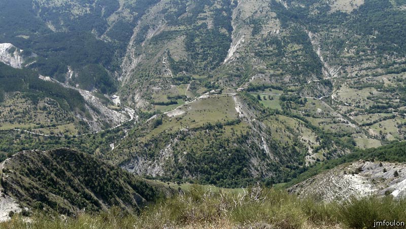 castellas-55web.jpg - Vue sur la butte au Sud/Ouest qui portait le castrum du village de Reynier qui se trouve juste derrière. Aujourd'hui se trouve en ce lieu le cimetière