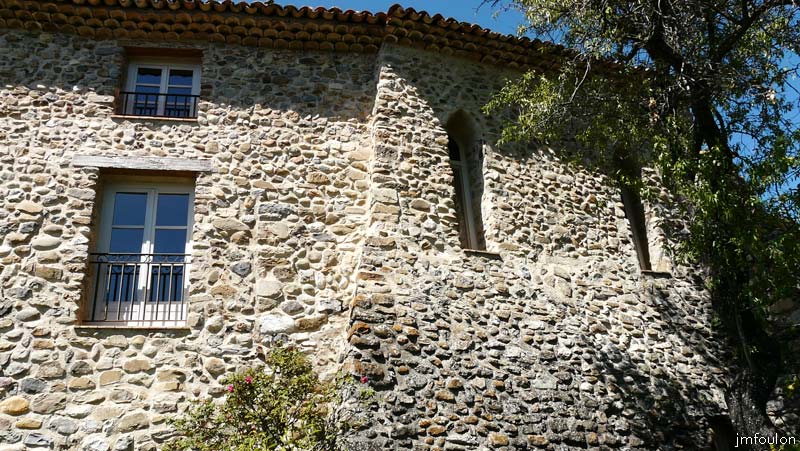 chateau-sigoyer-07web.jpg - Mur Est de la chapelle. A droite subsistent deux petite fenêtres rectangulaires en arc brisé