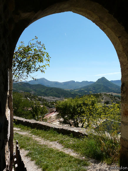 chateau-sigoyer-13web.jpg - Vue vers l'Est depuis l'intérieur du porche. Au lointain et de gauche à droite: les montagnes de Jouères (1886 m) du Grand Adroit (1184 m) de Gourras (1352 m) de Gache (1357 m). A droite au 1er plan Hongrie (1189 m)