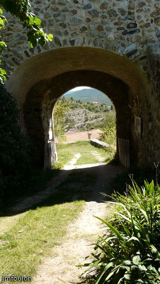 chateau-sigoyer-14web.jpg - Vue du porche depuis la cour du château