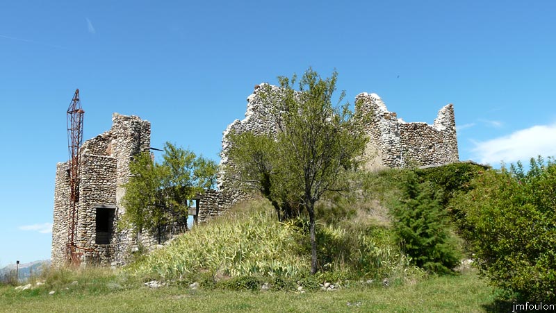 chateau-sigoyer-18web.jpg - Vue d'emsemble du château depuis la cour