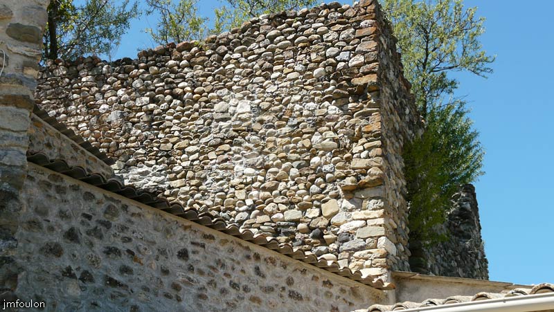 chateau-sigoyer-22web.jpg - Rempart Nord du château vu depuis le village
