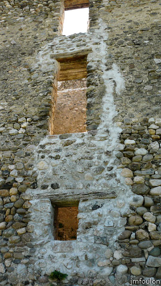 chateau-sigoyer-23web.jpg - Façade Nord de la grosse tour carrée avec ses trois ouvertures