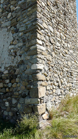 chateau-sigoyer-30web.jpg - Chaînage d'angle Sud/Ouest de la tour carrée se trouvant au Sud du logis seigneurial