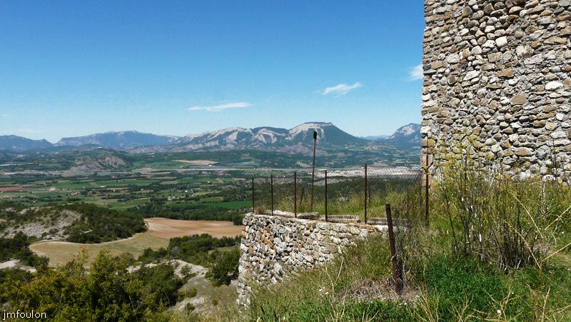 chateau-sigoyer-32web.jpg - Vue vers le Nord/Ouest depuis le bas de la tour de guet