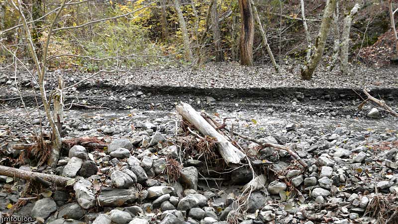 aqueduc-sagnieres-17web.jpg - Ici, le sentier traverse le torrent des Sagnières qui se jette plus bas dans le torrent du Vermeil