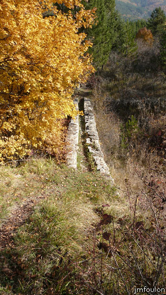 aqueduc-sagnieres-24web.jpg - Nous voici arrivé à l'aqueduc. On le traverse pour continuer la ballade