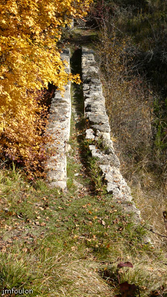 aqueduc-sagnieres-25web.jpg - Autre vue de plus près sur l'aqueduc. Celui-ci fait 14 m de long sur 1,30 m de large. Le canal à proprement parler fait 0,45 m de large sur 0, 60 m de haut