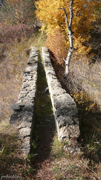 aqueduc-sagnieres-32web.jpg - Autre vue sur le canal de l'aqueduc depuis la rive Est