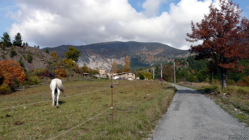 aqueduc-sagnieres-43web.jpg - Le hameau des Basses Graves. Nous allons longer la route goudronnée qui descent sur Clamensane sur environ 800 m avant de bifurquer sur la droite pour reprendre un sentier qui nous ramenera au point de départ