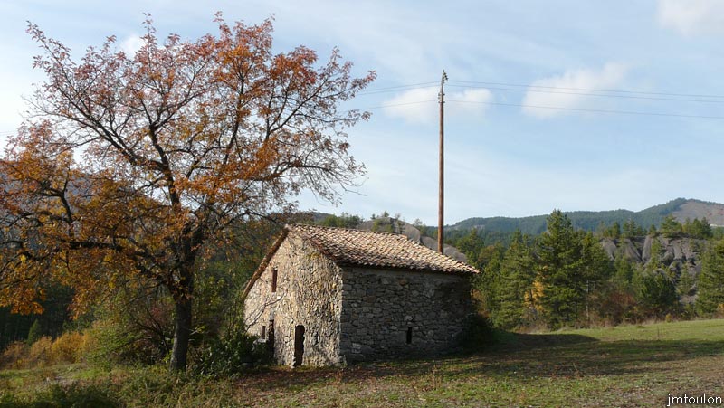 aqueduc-sagnieres-44web.jpg - Un peu plus bas en bordure de route, la grange de Font Reynier