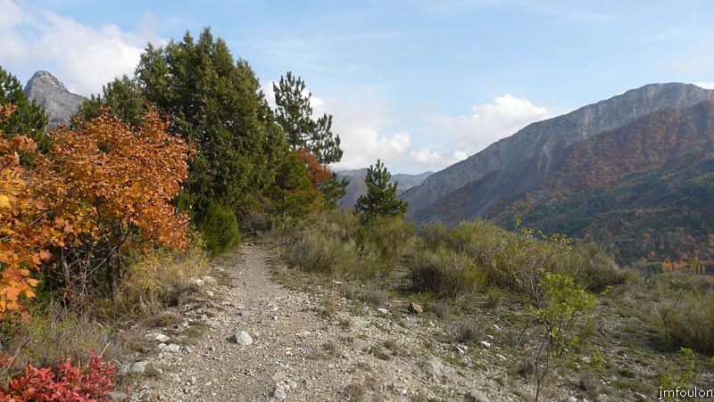 aqueduc-sagnieres-55web.jpg - Le sentier et à droite la montagne de Reynier (1480 m au Passage de Palabiouse). C'est la  partie nord de Jouère