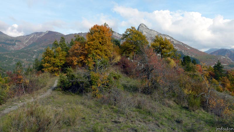 aqueduc-sagnieres-57web.jpg - Arrivée dans le haut de Clamensane au ruines du vieux village (voir la galerie dédiée). Ici devant le vieux cimetière (voir la galerie dédiée)