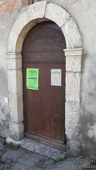clamensane-eglise-04web.jpg - La porte d'entrée Est. On en trouve une seconde sur le pignon Sud