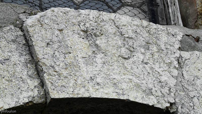 clamensane-eglise-05web.jpg - Clé de voute de le porte Est, datée de 1851