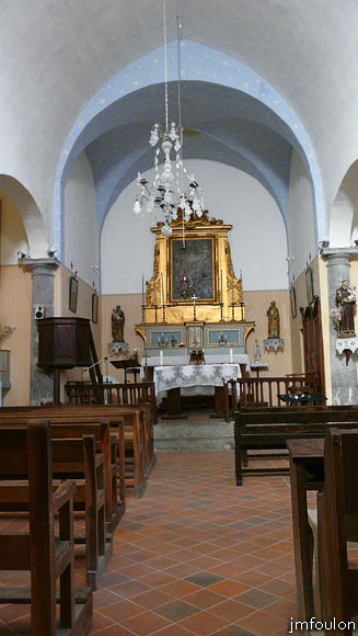 clamensane-eglise-08web.jpg - Intérieur de l'église. L'hotel et le rétable du XVIIIe