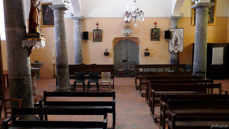 clamensane-eglise-11web.jpg - Le mur Sud de l'église. La nef et les deux collatéraux