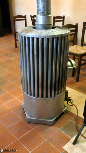 clamensane-eglise-13web.jpg - Le poele à fuel