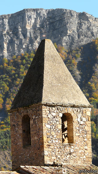 clamensane-eglise-18web.jpg - Le clocher - Ouest et Nord. En arrière plan la montagne de Reynier (1448 m au Passage de Palabiouse)