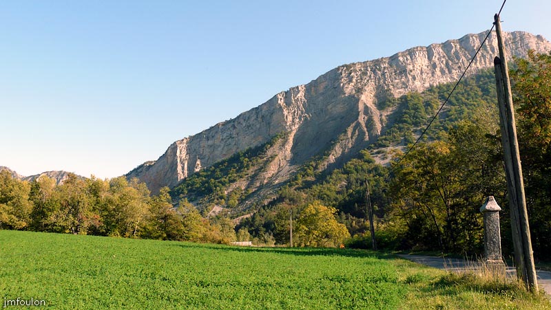 clamensane-oratoire-01web.jpg - Cet oratoire se trouve à la sortie Est de Clamensane, en bordure de route, à une soixantaine de mètres de l'emplacement de ND d'Alamond à la Clastre