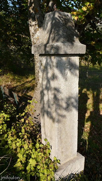 clamensane-oratoire-06web.jpg - 800 m environ plus à l'Ouest, toujours en bordure de route, se trouve un second oratoire, portant également la croix des Hospitaliers