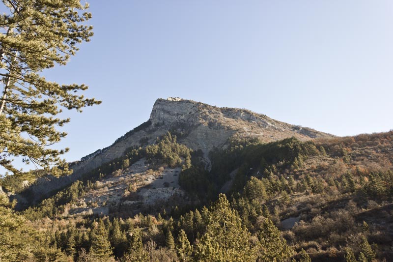 st-amand-04web.jpg - Montagne de St Amand. La chapelle du même nom se trouve au centre de la crête