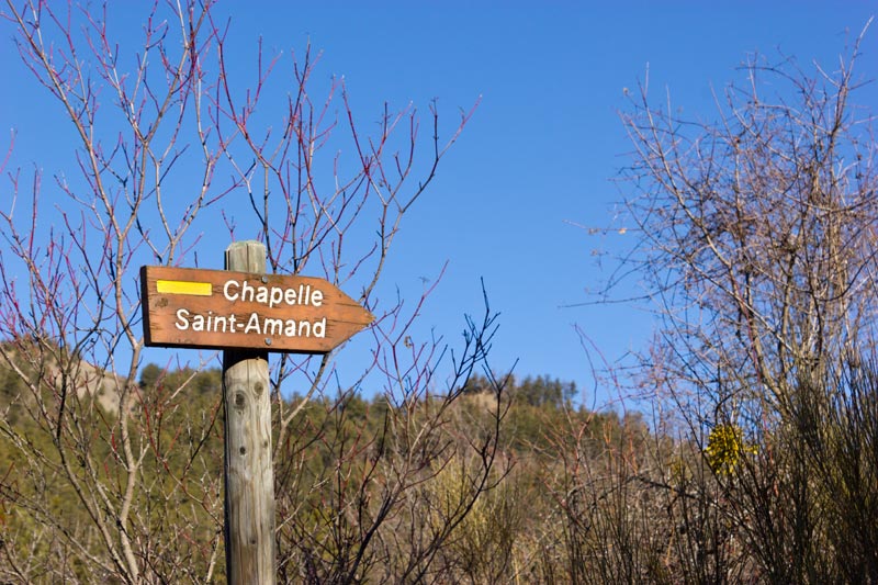 st-amand-05web.jpg - Panneau indicateur sur le sentier au niveau du ravin des Naisses