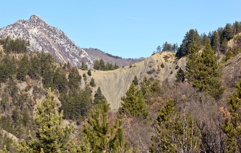 st-amand-08web.jpg - Vue vers le Nord et un petit col marneux depuis le sentier