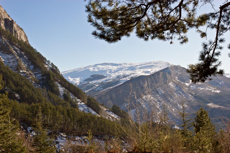 st-amand-43web.jpg - Vue sur Jouères depuis la piste. A gauche la montagne de St Amand dont nous venons de faire le tour