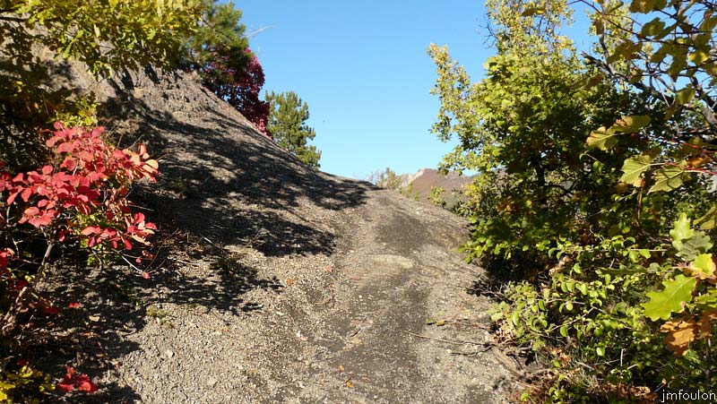 clamensane-tombes-02web.jpg - Le sentier qui part des ruines du vieux Clamensane vers l'Est. Le Vieux Cimetière se trouve à environ 200 m
