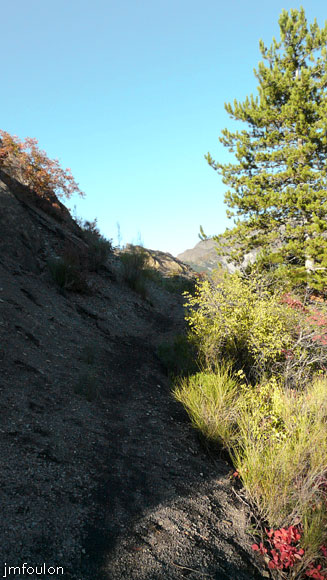 clamensane-tombes-04web.jpg - Le sentier qui progresse dans les marnes