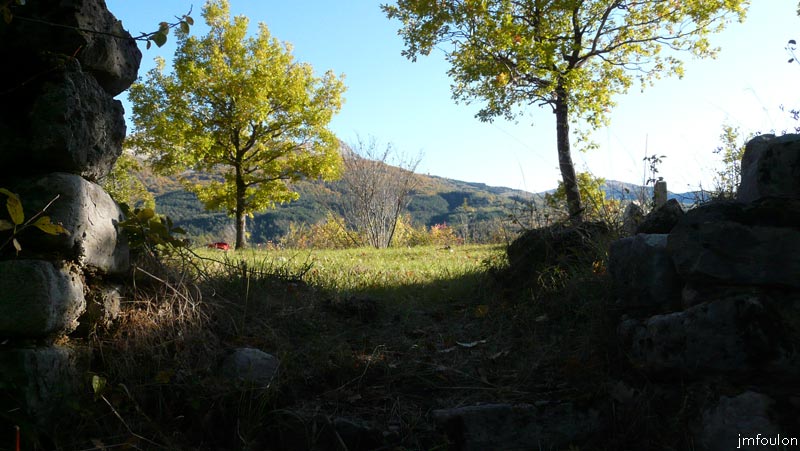 clamensane-tombes-07web.jpg - Entrée piétonne du Vieux Cimetière au Nord