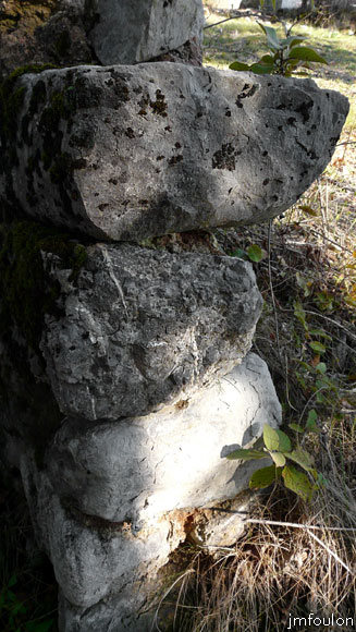 clamensane-tombes-08web.jpg - Détail du mur à gauche à l'entrée piétonne du Vieux Cimetière. Le portail à disparu