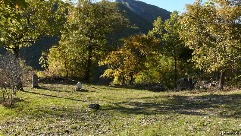 clamensane-tombes-09web.jpg - Le Vieux Cimetière - Il reste trois tombes encore visibles de nos jours. Ce cimetière abondonné est évoqué lors de la visite épiscopale de l'évêque Charles Bénigne Hervé le 1er mai 1687