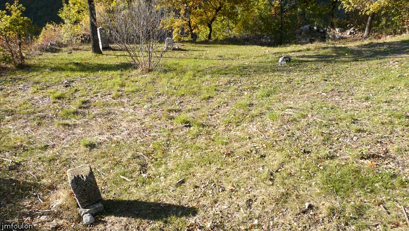 clamensane-tombes-12web.jpg - Les trois tombes. La première ici au premier plan à gauche ne comporte plus d'inscriptions. Il ne subsiste que cette petite pierre taillée relevée récemment