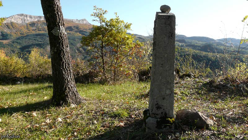 clamensane-tombes-13web.jpg - Cette stèle, datant de 1883, est la mieux conservée.