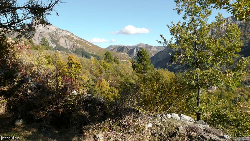 clamensane-tombes-20web.jpg - Vue vers l'Est depuis le Vieux Cimetière