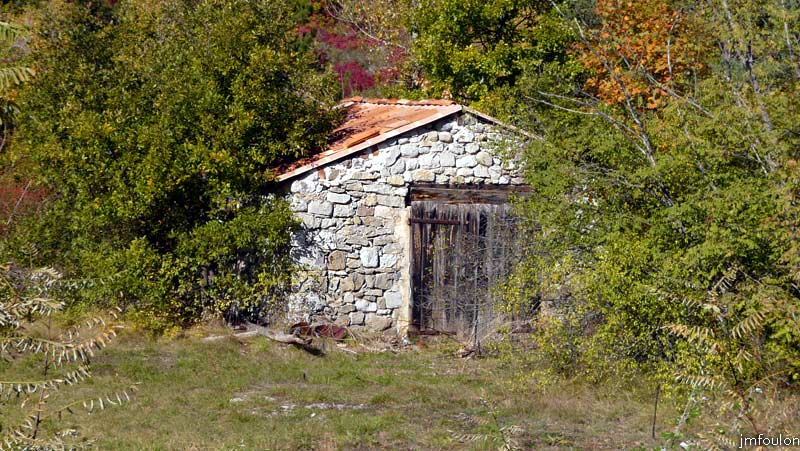 clamensane-02web.jpg - Un autre cabanon à 500 m plus à l'Est. Ces deux cabanons sont en bordure de la route de Bayons (D 1) au Nord