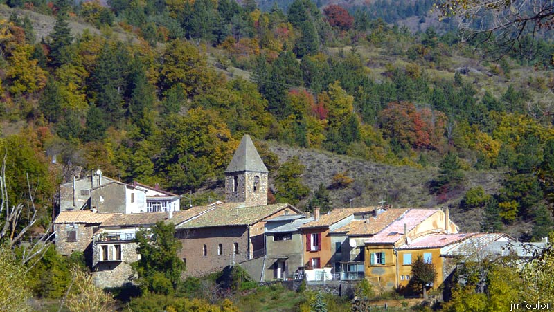 clamensane-03web.jpg - Clamensane qui s'étend du Sud au pied du Sasse,  vers le Nord sur la crête d'un promontoire rocheux