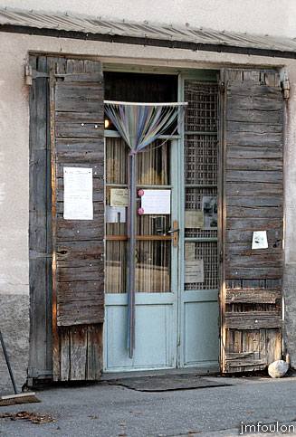 clamensane-04web.jpg - L'épicerie de Clamensane. Ici rien n'a changé. J'y ai acheté une plaque de chocolat que j'ai payé moins cher qu'au super-marché ! Le petit commerce comme je l'aime ! ... Indépendant