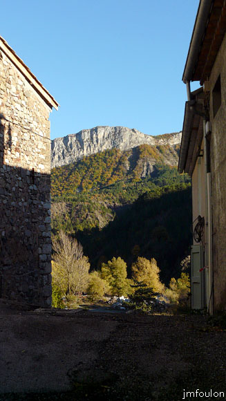 clamensane-08web.jpg - Vue vers le Sud à l'entrée de la ruelle