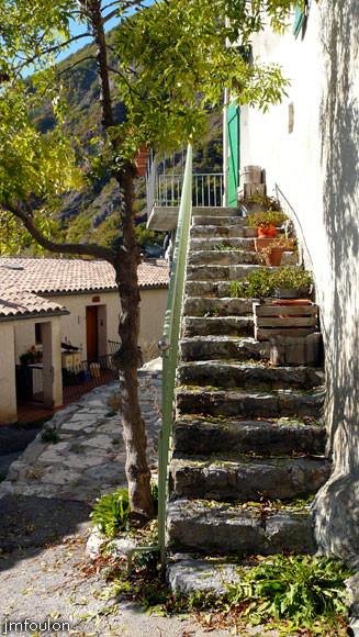 clamensane-09web.jpg - Vue vers le Nord à l'entrée de la ruelle