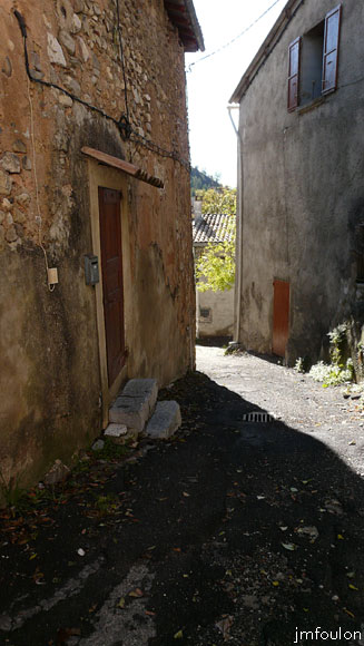 clamensane-12web.jpg - Vue vers l'Ouest à-mi parcour de la ruelle