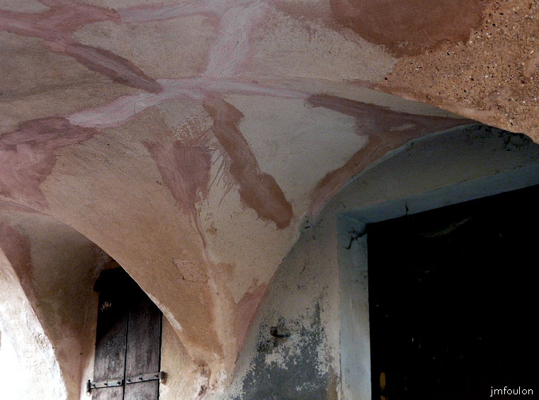 clamensane-15web.jpg - Le passage est doté d'une voûte à croisée d'ogive