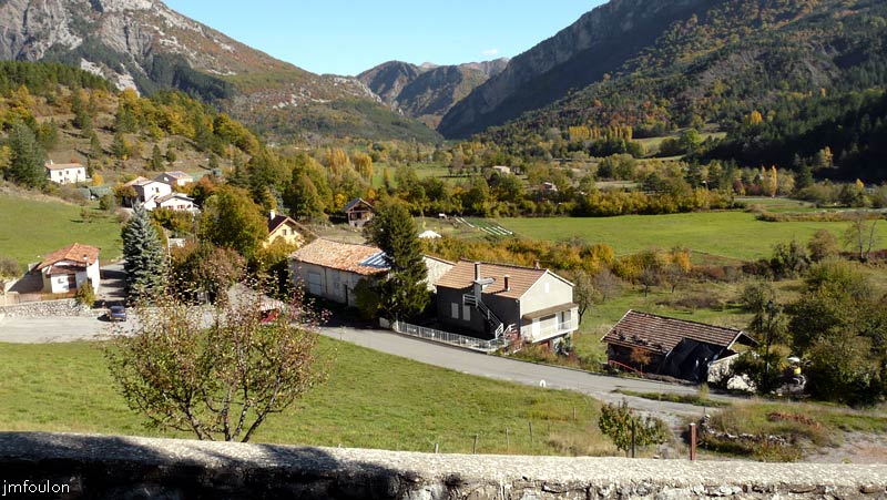 clamensane-18web.jpg - Vue vers l'Est et la clue entre la montagne de Briançon à gauche et la montagne de Reynier à droite. Entre les deux  au loin l'Adret de la Folie