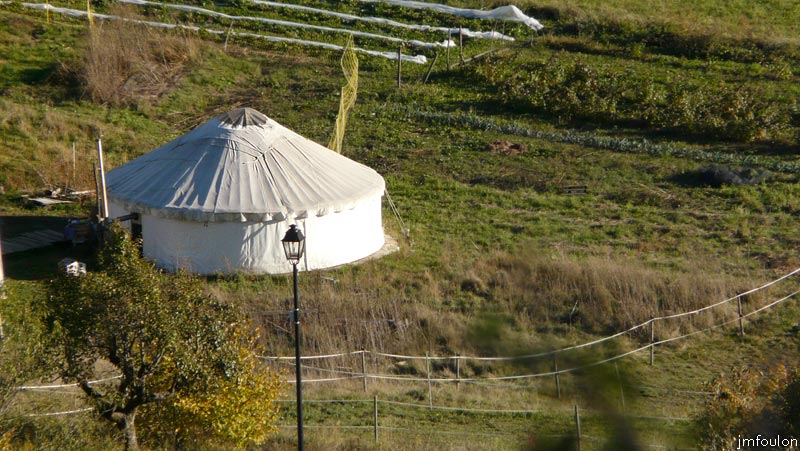 clamensane-19web.jpg - Zoom sur une yourte dans un champ